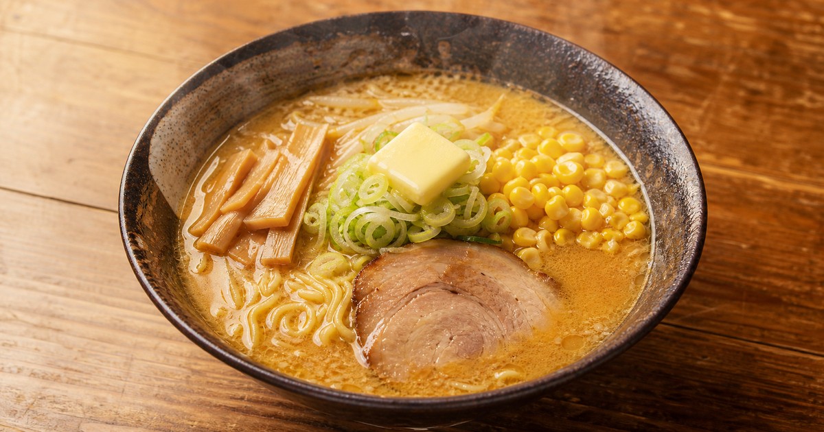 札幌味噌ラーメン。濃厚な味噌スープ、縮れ麺、チャーシュー、コーン、バターの一杯